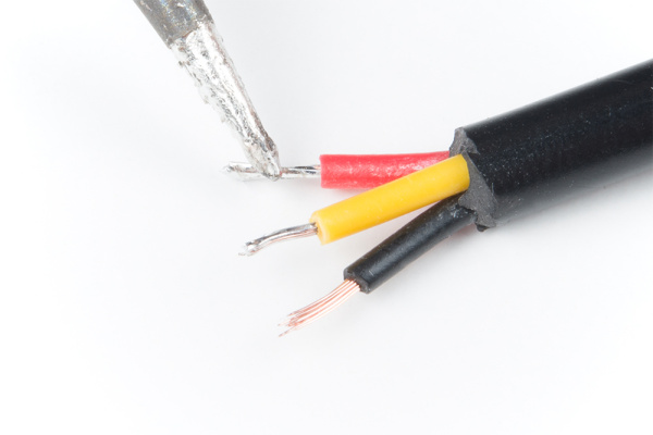 ワイヤーに予備はんだをする