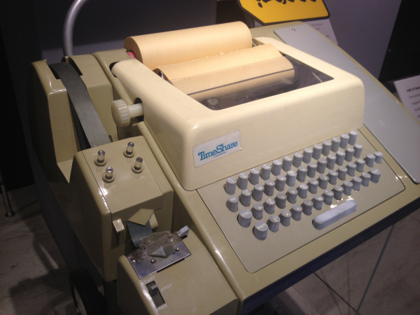 このTeletype Model 33 ASRのようなテレプリンターは、さまざまな通信路を通じて、1台以上の別のテレプリンターに文字メッセージを送るために使われた