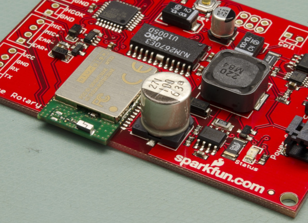 PCBにすべてのSMD部品がはんだ付けされ、冷めた状態の基板