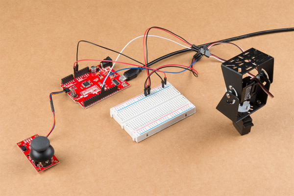 Qwiic Joystick、RedBoard Qwiic、パン・チルトブラケットを組み合わせた回路全体の写真