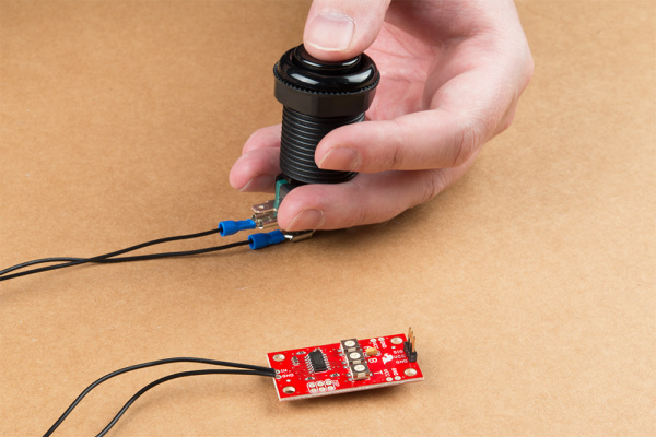 ボタンの接続を示すServo Triggerの写真