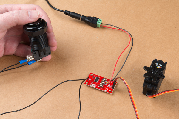 Servo Triggerにすべて配線され、電源が入った状態の写真