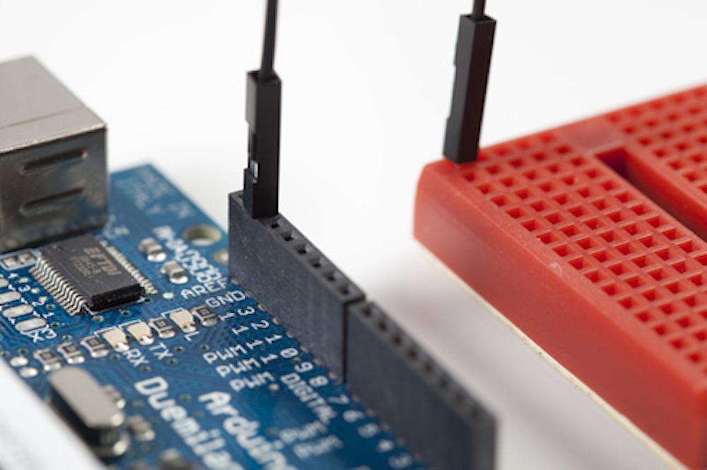 Arduinoのグラウンドピンをミニブレッドボードの1つの行に接続した例。この行につながる足や配線はすべてグラウンドに接続されることになる