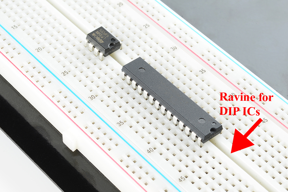 2つのDIP ICの例。定番のオペアンプであるLM358（上）と、定番のマイコンであるATmega328（下）