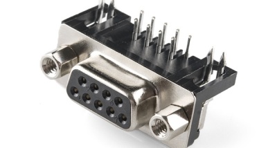 メスのDE-9基板取り付け型コネクタ。ジェンダーはコネクタ全体ではなく、それぞれの信号に対応するピンやソケットによって決まるため、相手方のシェルに差し込まれる形であってもこのコネクタはメスとして扱われる