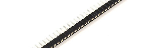 メスのマシンピンヘッダー。これらは小さな区画に切り分けて使えるように設計されているが、標準的な0.1インチメスヘッダーピンコネクタにはその機能はない。また、マシンピン以外のヘッダーコネクタのすべてがマシンピン版と嵌合するとは限らない点にも注意してほしい
