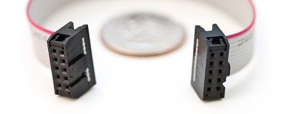リボンケーブルに取り付けられた2×5の絶縁貫通接続（IDC）コネクタ。個々の電線の被覆を剥く必要がないため素早く組み立てられる。両端に極性を示す突起があり、基板側のコネクタに逆向きに挿さらないようになっている