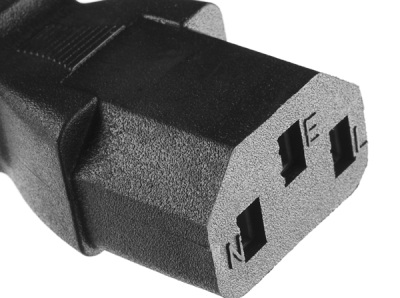 ごく標準的なAC電源ケーブルに付いたC13メスIEC電源コネクタ。この端を持つケーブルは世界中どこでも見つかり、たいてい反対側にはその地域の主流のACプラグが付いている