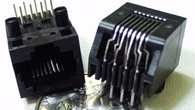 標準的な8p8c（8極8導体）の「RJ45」モジュラージャック。DC信号や電源をこのタイプのジャックで伝送したい場合は、内蔵の信号トランスを持つコネクタを避ける必要がある