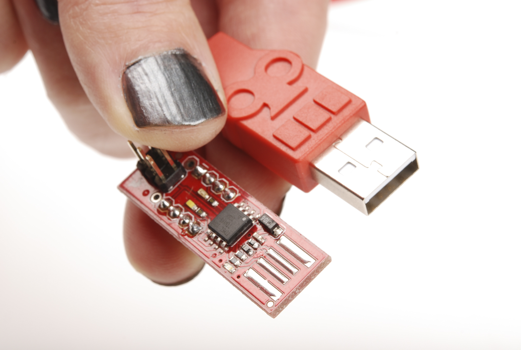 SparkFun Cerberusケーブルと、AVR Stick開発ボードに見られる2種類のUSB-Aオスコネクタ