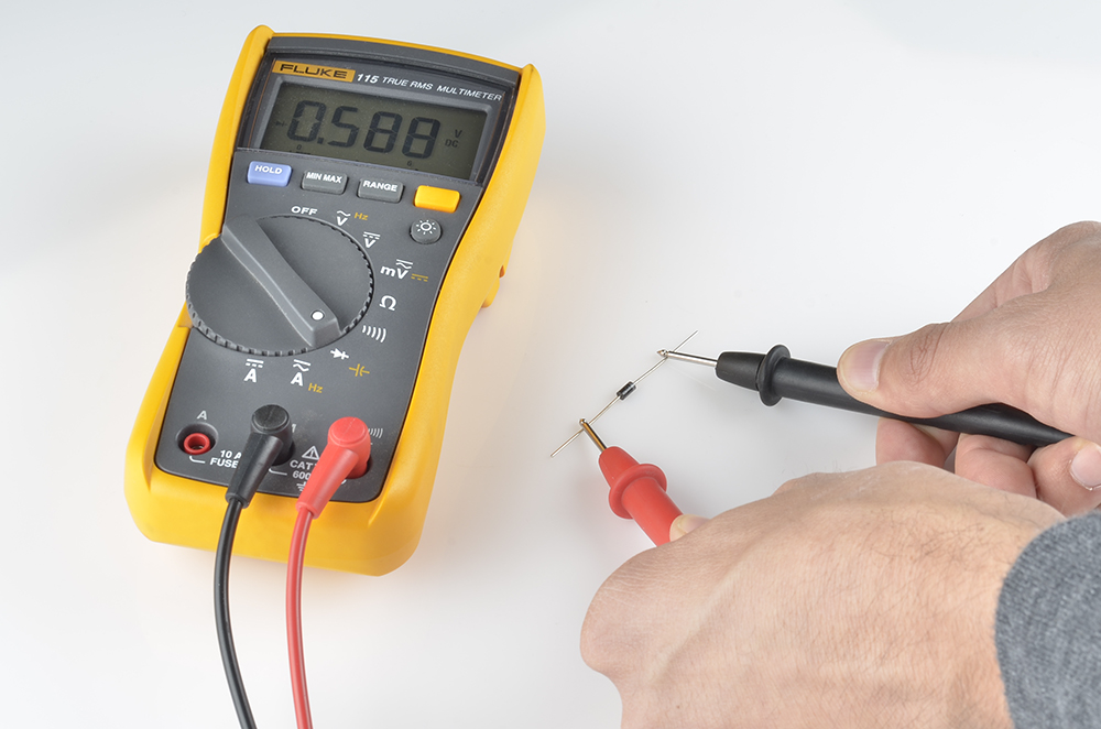 ダイオード測定モードを備えたテスターを使えば、ダイオードの順方向電圧降下の（最小値の）目安を測れる