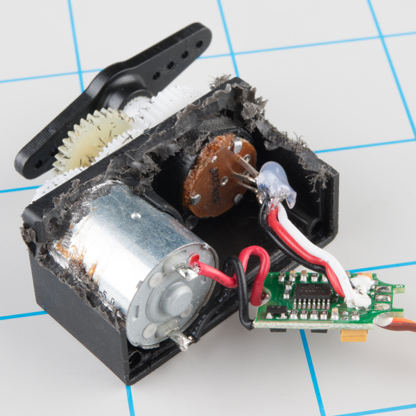 分解したRC用サーボの内部