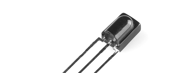 変調式の赤外線受信モジュール。この小さなICは、38kHzでパルスされた赤外線を探し、それをデータ信号として解釈しようとする