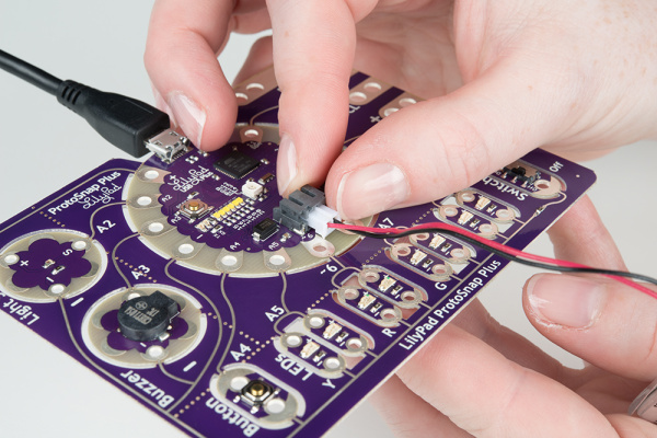 LilyPad ProtoSnap PlusのJSTポートにLiPo電池を挿入する様子