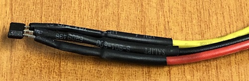 リード線をはんだ付けしたセンサー