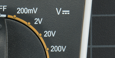 直流電圧を測るときは、まっすぐな線の「V」を使う