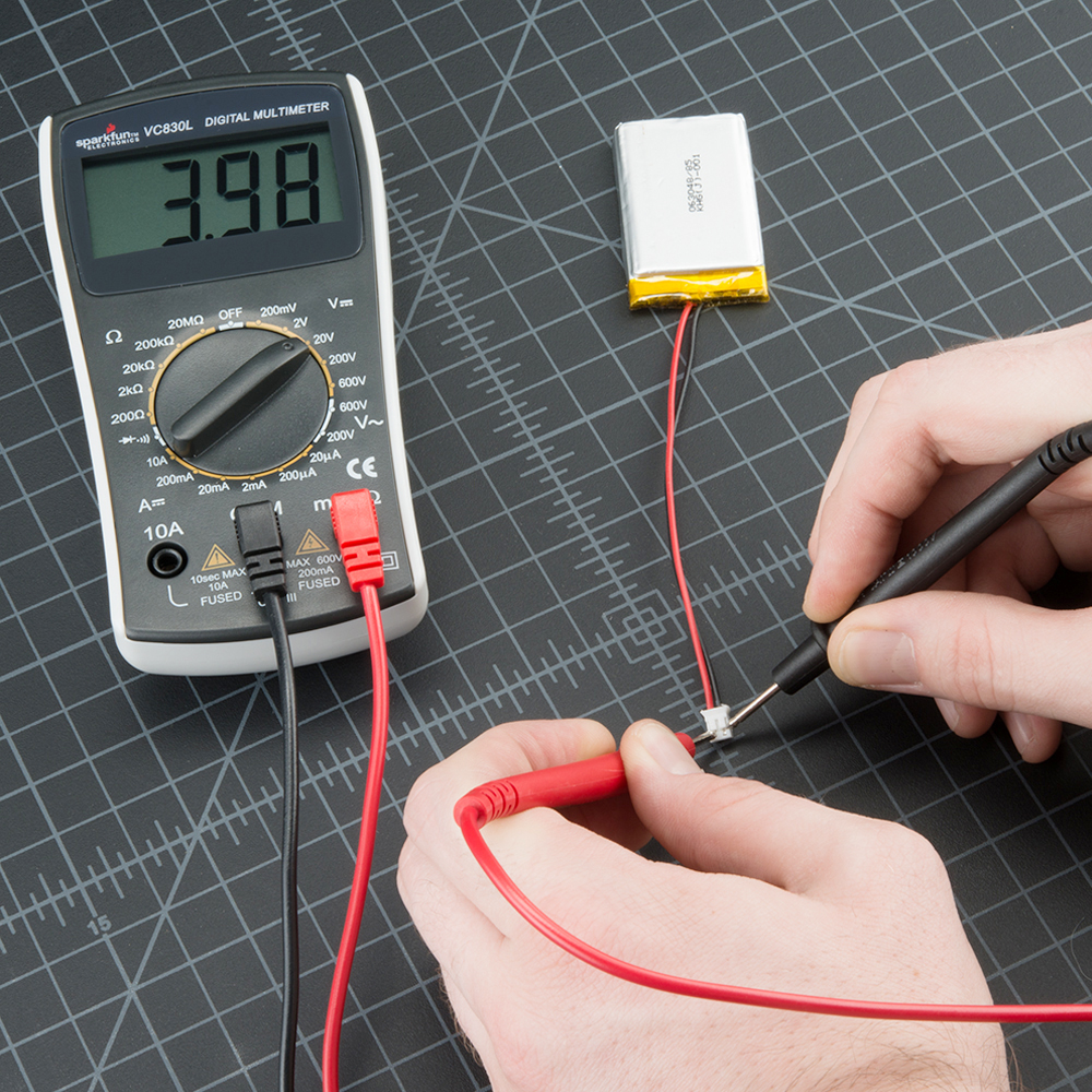 リポ電池の電圧をテスターで測定している様子