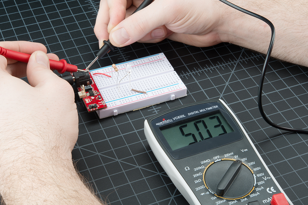 電源供給用スティックから出力される電圧を測定している様子