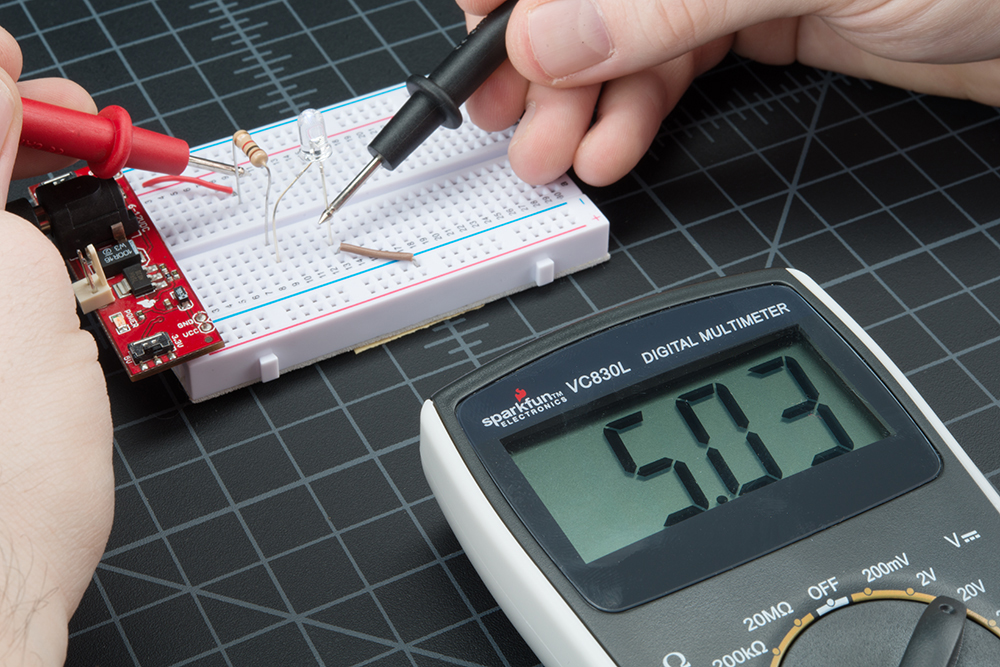 回路全体の電圧を測定している様子