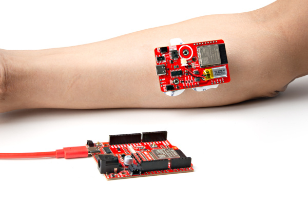 前腕に取り付けた筋電センサー、Wireless Shield、EMGパッド