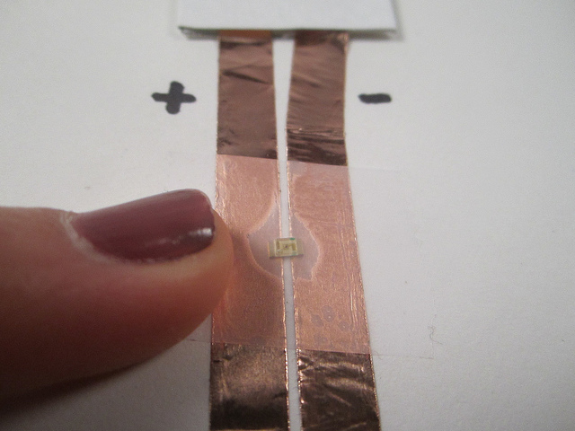 SMD LEDをテープで固定する