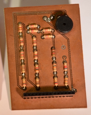 銅がむき出しになった、ソルダーマスクもシルクスクリーンもないPCB