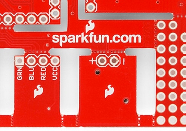 ProtoSnap - Pro Miniに切られた複雑なスロット。マウスバイトも多数見られる。円形のルータービットで切削するため、スロットの角を完全な直角にすることはできない