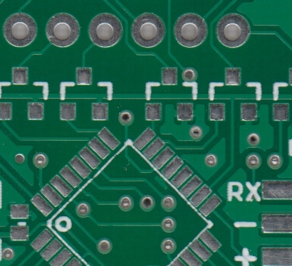 ソルダーマスクが施されたPCBの例