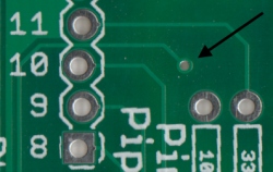 同じPCBの表と裏に見えるテンテッドビア。このビアは信号をPCBの表側から基板の中を通して裏側まで伝えている