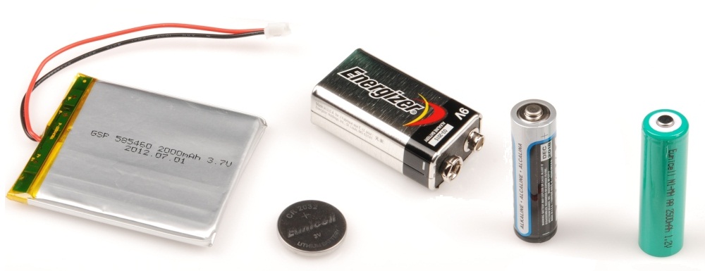 リチウムポリマー電池、コイン電池、9Vアルカリ電池、単3アルカリ電池、単3ニッケル水素電池など、さまざまな電池。それぞれ何らかの方法で正極と負極を示している