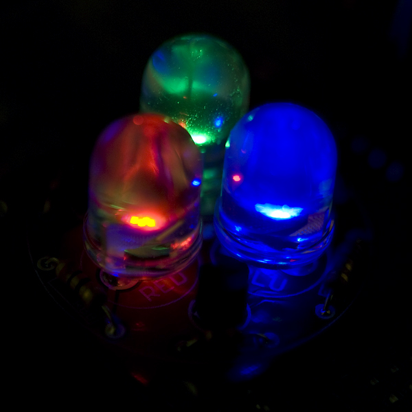 薄暗く光る3つのLED