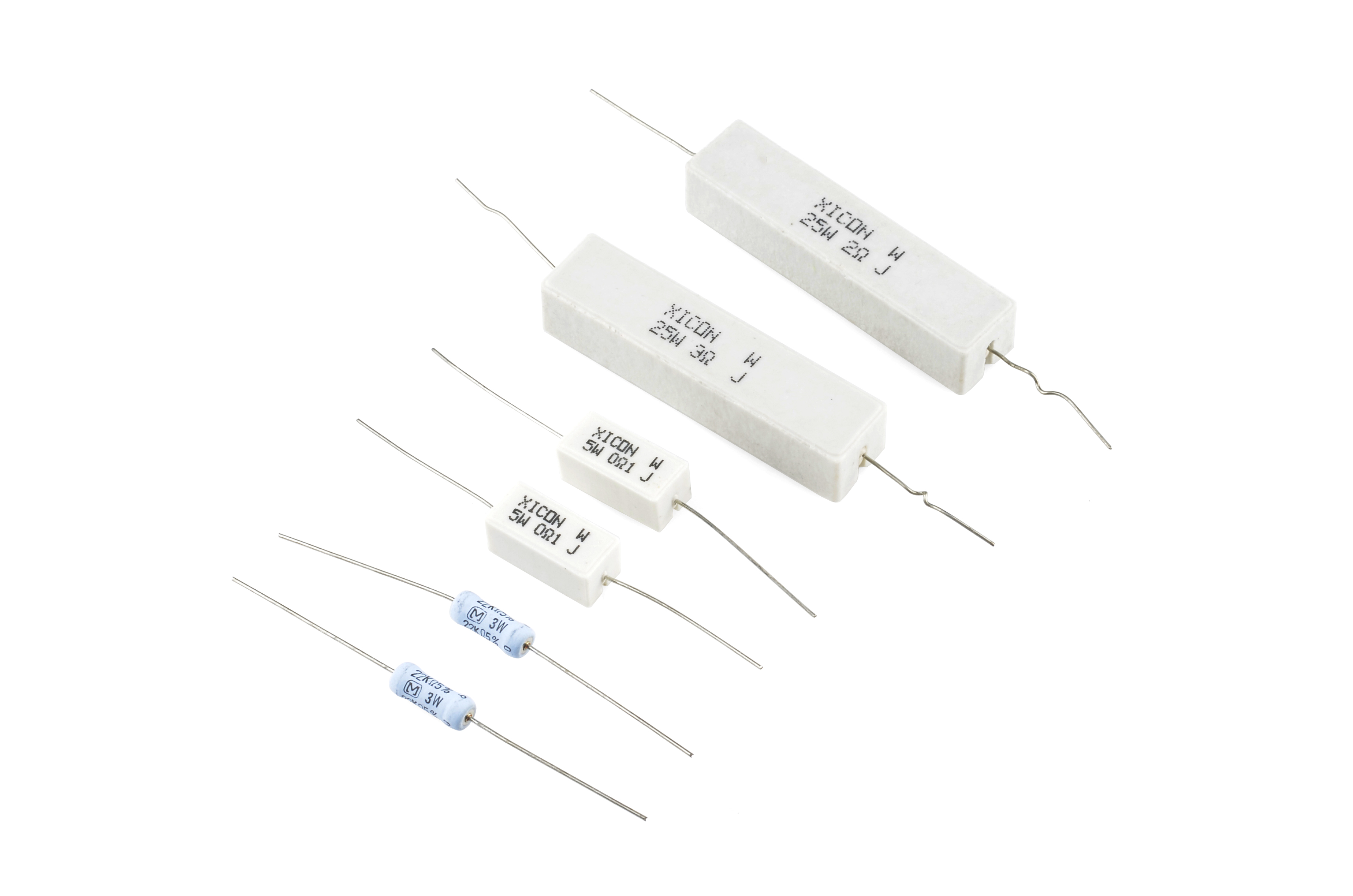 焼き切れる前により大きな電力を扱えるパワー抵抗器。右上から左下へ、25W、5W、3Wの例で、値はそれぞれ2Ω、3Ωと0.1Ω、22kΩ。小型のパワー抵抗器は電流検出用によく使われる