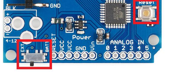 Arduino Proには2つのSMDスイッチがある。電源制御用のスライドスイッチと、リセット用の押しボタンである