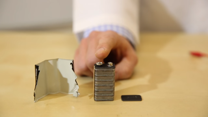 一般的な9V電池は、1.5Vのアルカリセルを6個積み重ねたものである